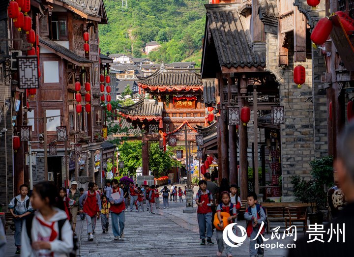 在仁懷，青石板路與古街兩旁的醬酒坊交相呼應。人民網 陽茜攝