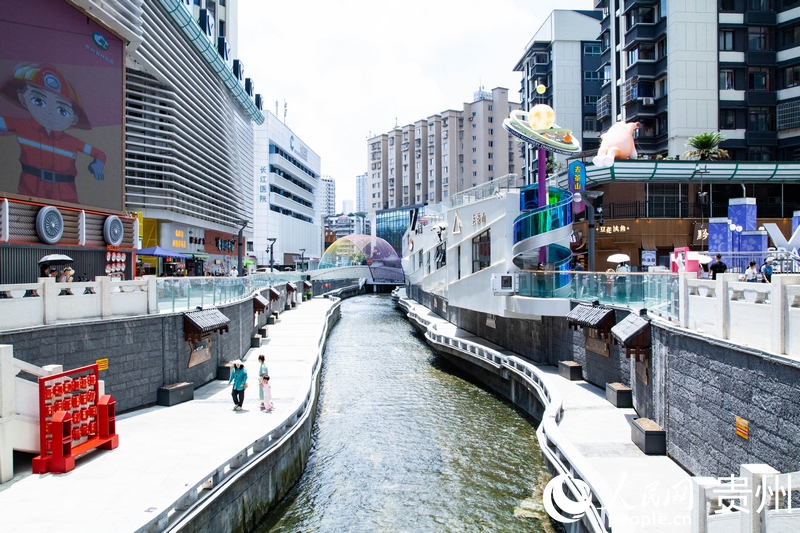 云巖區太平路潮匯街區內，貫城河靜靜流淌。人民網記者 王秀芳攝