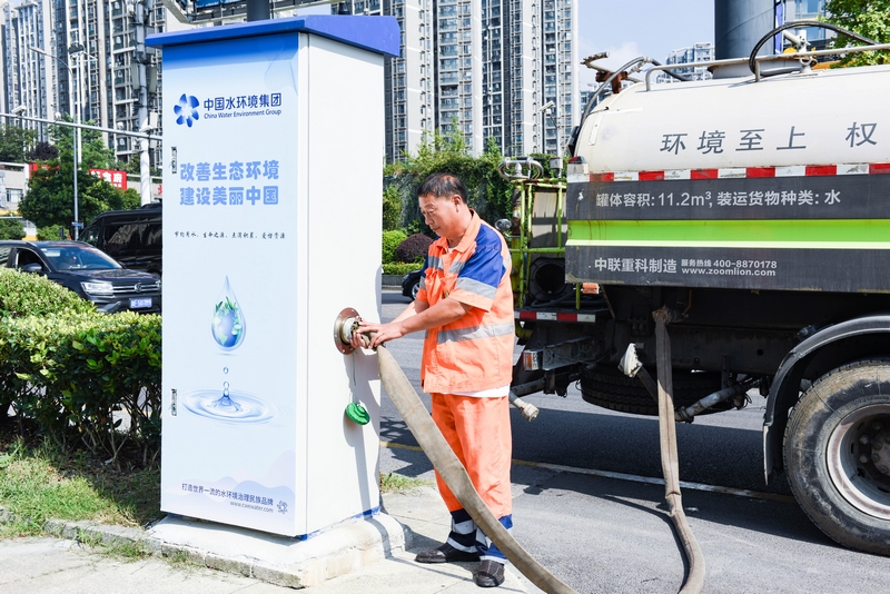 再生水廠旁，環衛工人正在智能取水機上取用再生水。向怡攝