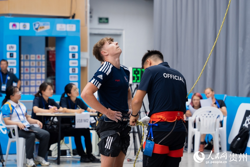 參賽運動員做賽前準備。人民網記者 涂敏攝