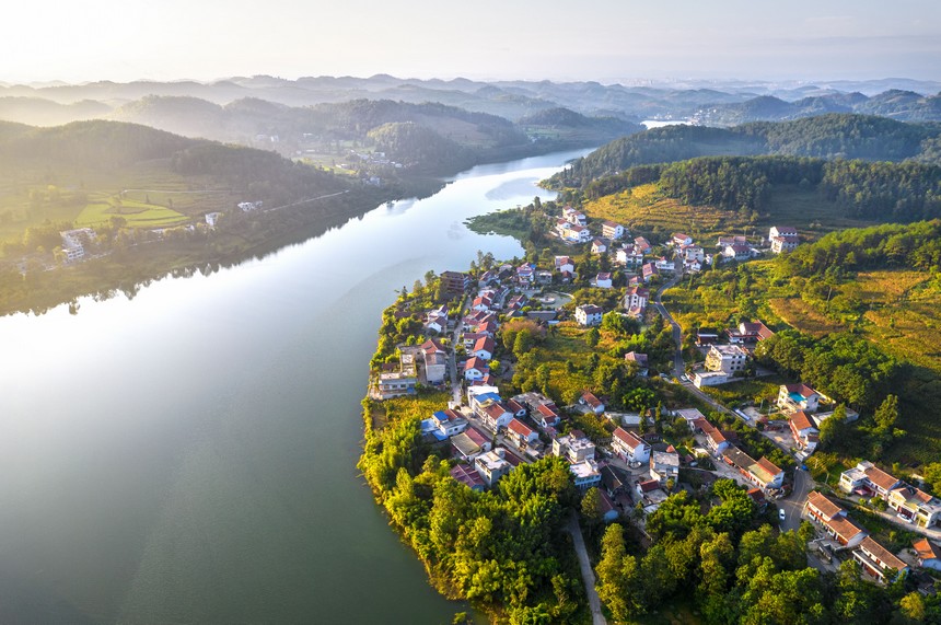 貴州省畢節市百里杜鵑管理區金坡苗族彝族滿族鄉附源村景美如畫（無人機照片）。