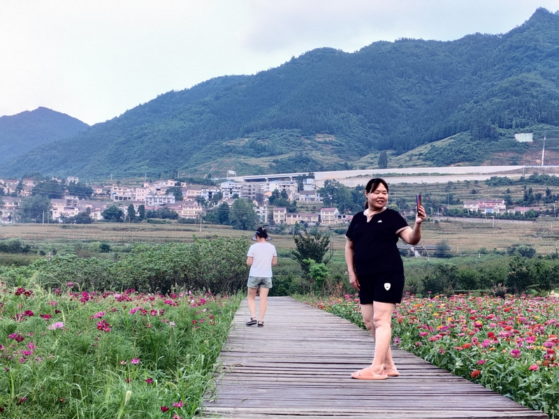 仁懷市八卦園景區游客游玩（余甚君 拍攝）