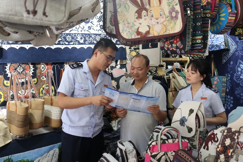 稅務干部走進景區內為個體工商戶宣傳稅惠政策