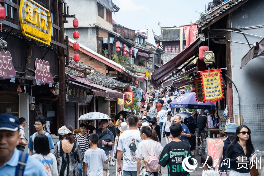 游客在青巖古鎮游覽。人民網 陽茜攝