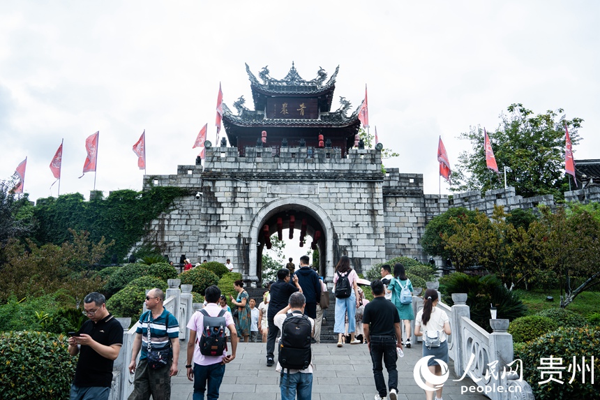 游客在青巖古鎮游覽。人民網 陽茜攝