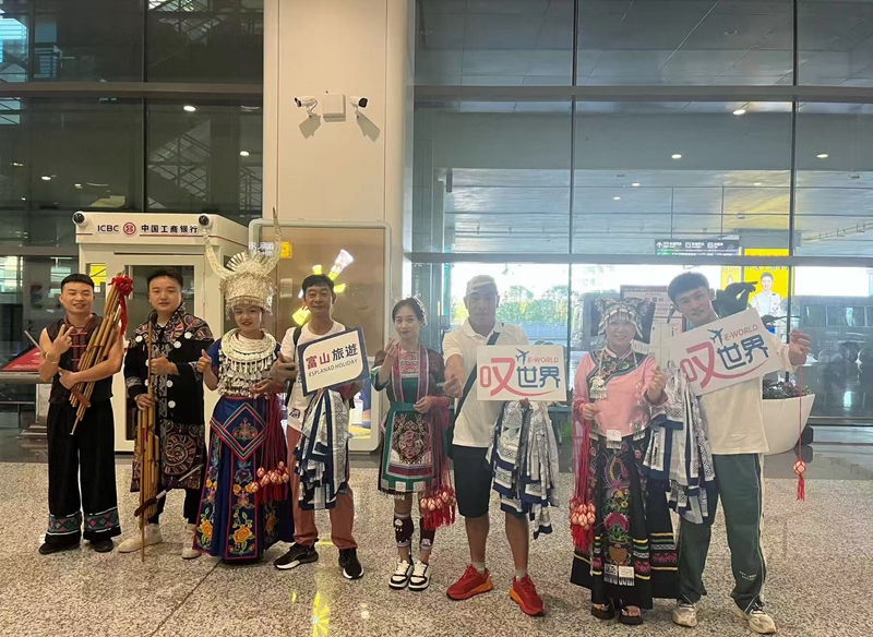 迎接首個來黔旅游的馬來西亞包機團現場。