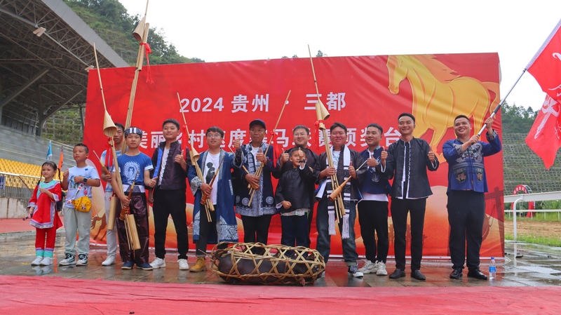 拉拉隊獲得一、二等獎，并得到黑土豬作為獎品