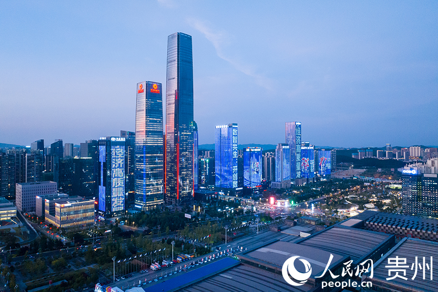 數博會燈光秀扮靚貴陽的夜空。人民網記者 涂敏攝