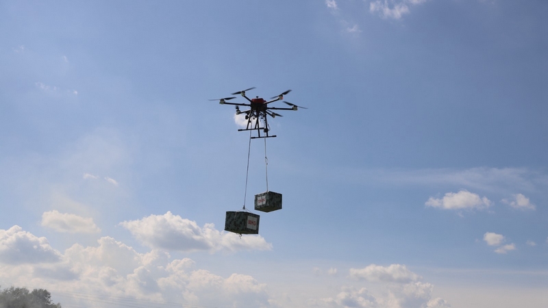 無人機投擲應急救援物資。查姜維攝