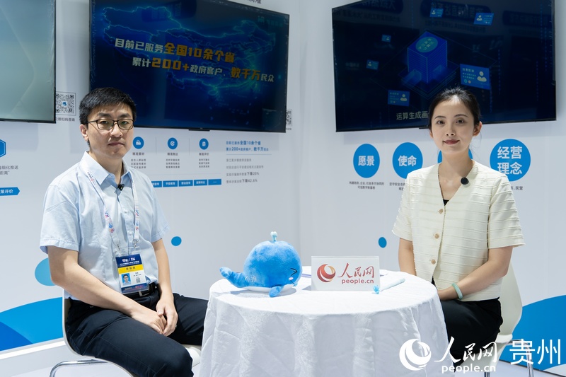 2024中國國際大數據產業博覽會現場，劉宇（左）接受人民網專訪。人民網記者 陽茜攝.jpg