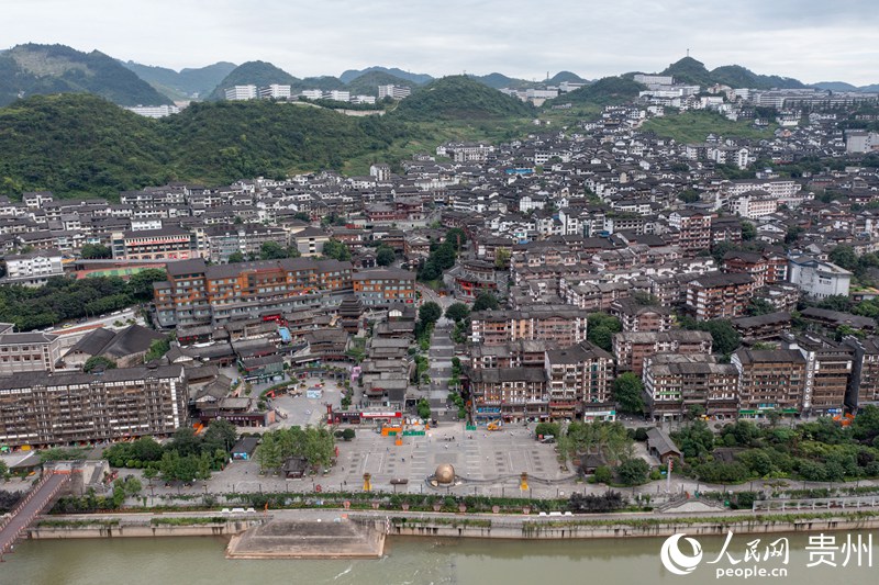航拍下的茅臺鎮。人民網記者 翁奇羽攝