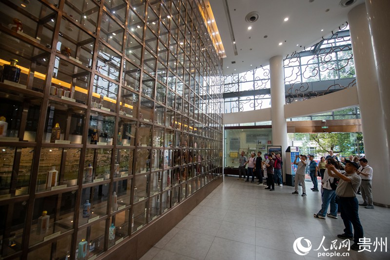 游客在中國酒文化城參觀。人民網記者 翁奇羽攝