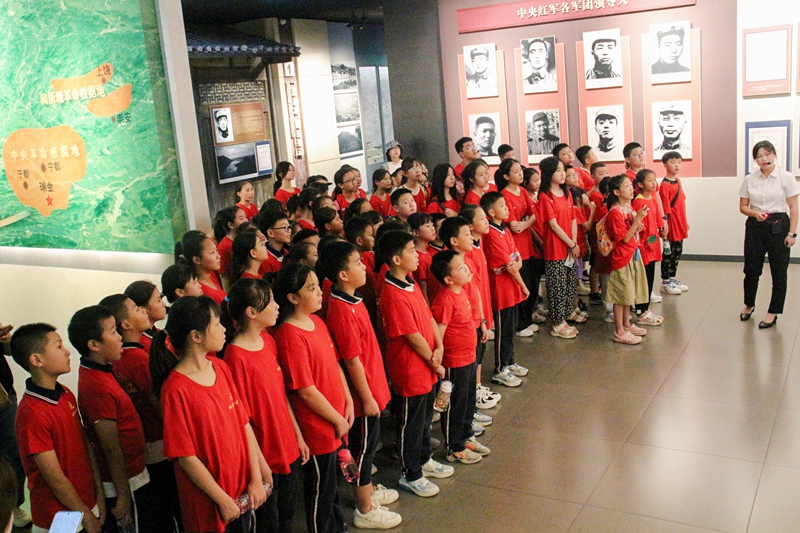 在四渡赤水紀念館內，同學們駐足觀看，認真聆聽講解員講述感人的故事