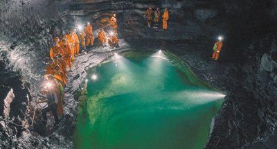 2024年暑期，各地高校大學生在雙河洞開展研學活動。圖為學生參與飛拉達項目。