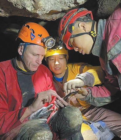 2023年，第二十二次雙河洞國際洞穴科學考察活動在綏陽縣舉辦。圖為中外科考隊員記錄一處洞穴結構。