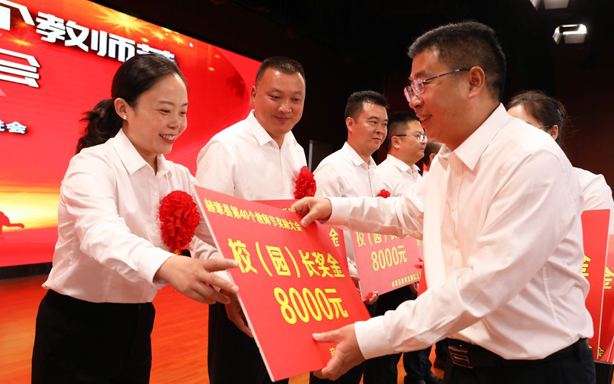 為表現突出代表頒獎。胡彥 攝