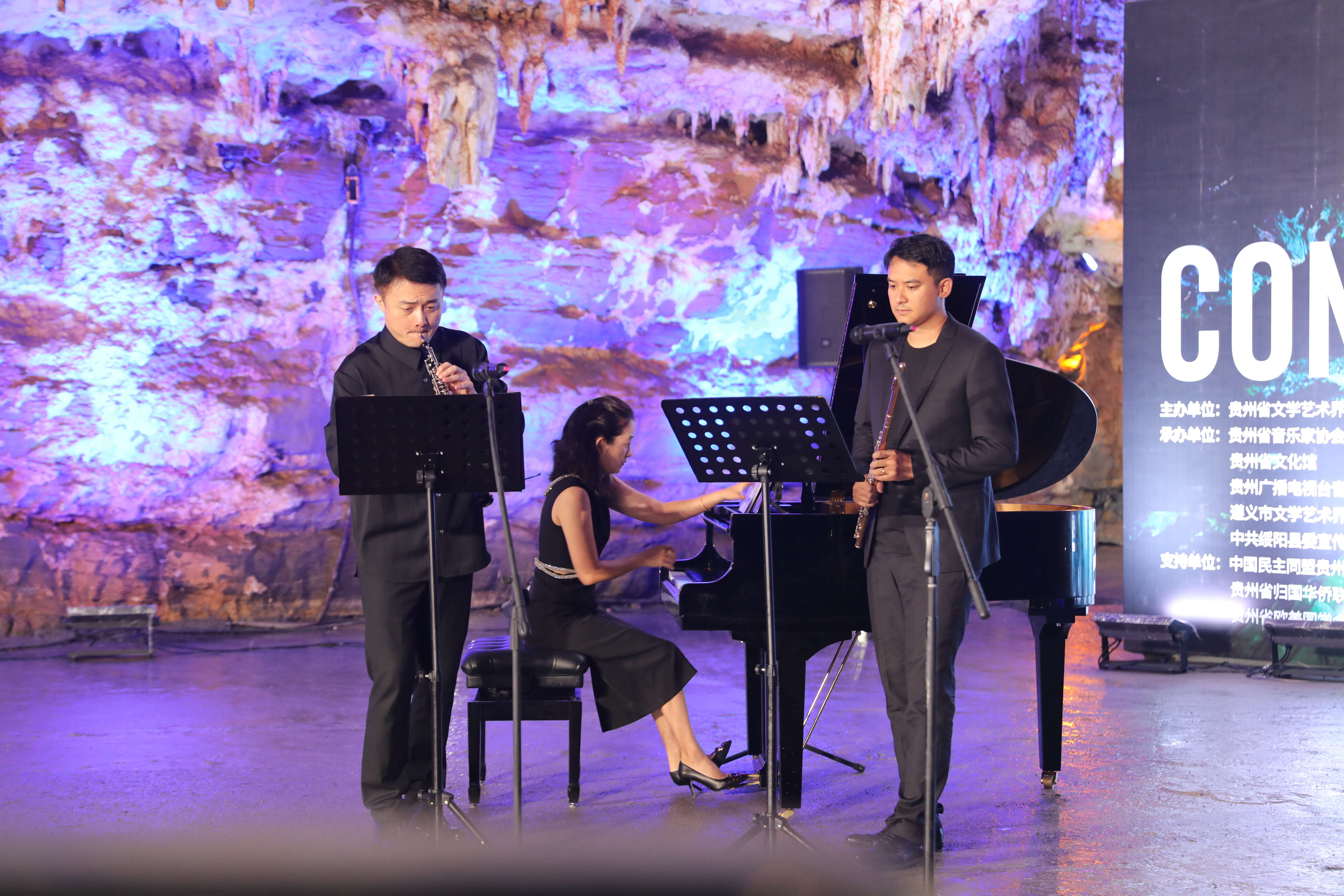 圖為演奏者深情演繹。潘婭攝