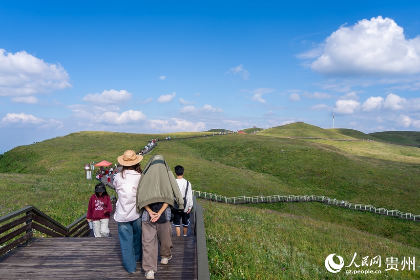 游客在景區內游覽。人民網記者 涂敏攝