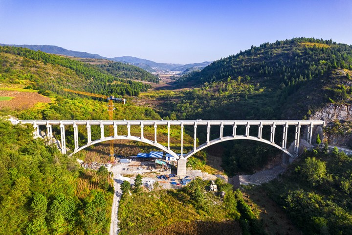 建設中的貴州夾巖水利樞紐工程畢節市黔西市境內橫跨兩山的拱橋渡槽。