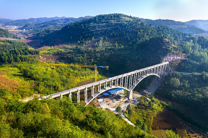 建設中的貴州夾巖水利樞紐工程畢節市黔西市境內橫跨兩山的拱橋渡槽。