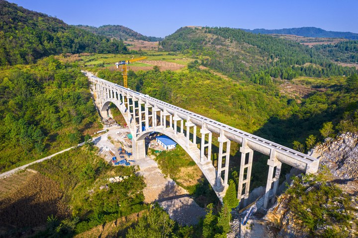 建設中的貴州夾巖水利樞紐工程畢節市黔西市境內橫跨兩山的拱橋渡槽。