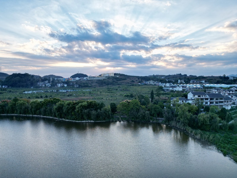 晚霞下的貴州省黔西市林泉鎮海子社區。