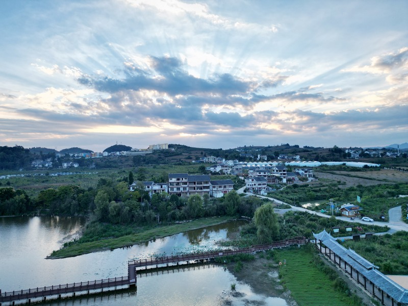 晚霞下的貴州省黔西市林泉鎮海子社區。