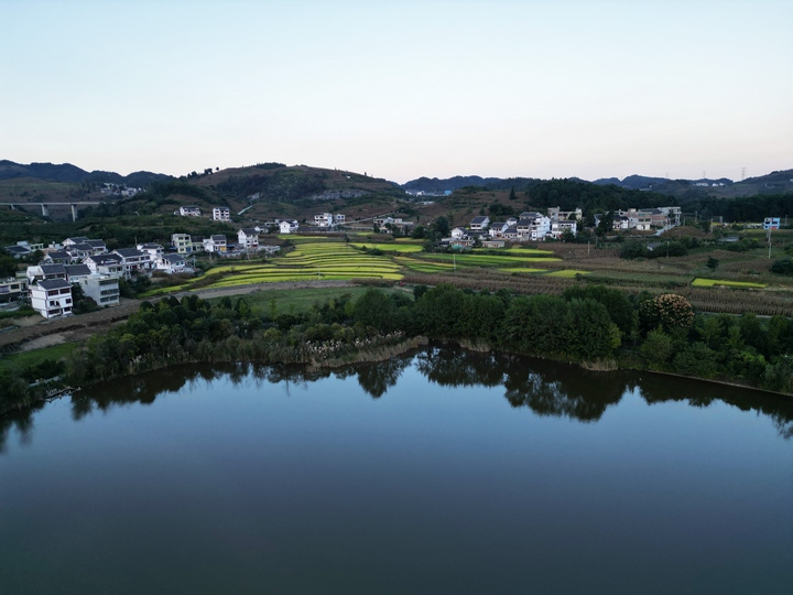 晚霞下的貴州省黔西市林泉鎮海子社區。
