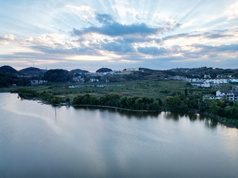 晚霞下的貴州省黔西市林泉鎮海子社區。