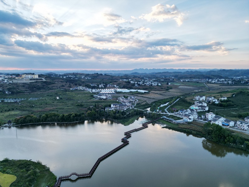 晚霞下的貴州省黔西市林泉鎮海子社區。