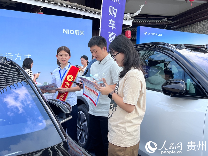 活動現場，消費者正了解體驗新能源汽車。人民網 陳潔泉攝