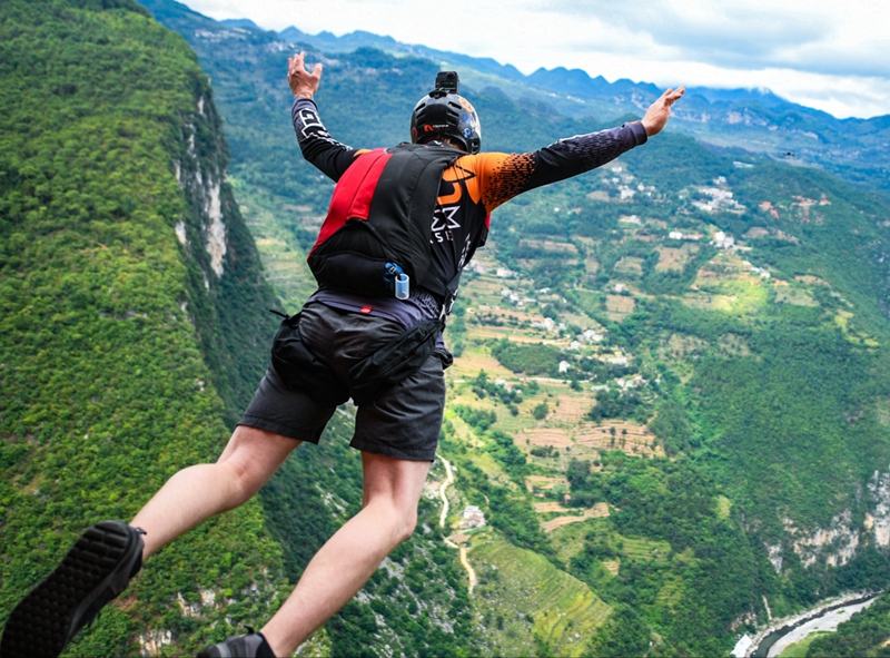 4世界極限運動員從世界第一高橋北盤江大橋飛躍。