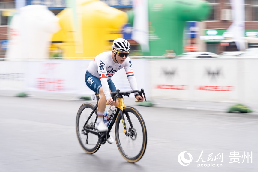 2024第八屆“多彩貴州”自行車聯賽（赤水站）比賽現場。人民網記者 涂敏攝