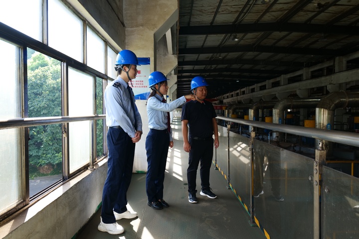 圖為：國家稅務總局碧江區稅務局到貴州省金瑞新材料有限責任公司查看車間情況并宣傳稅收政策。劉晗杰攝