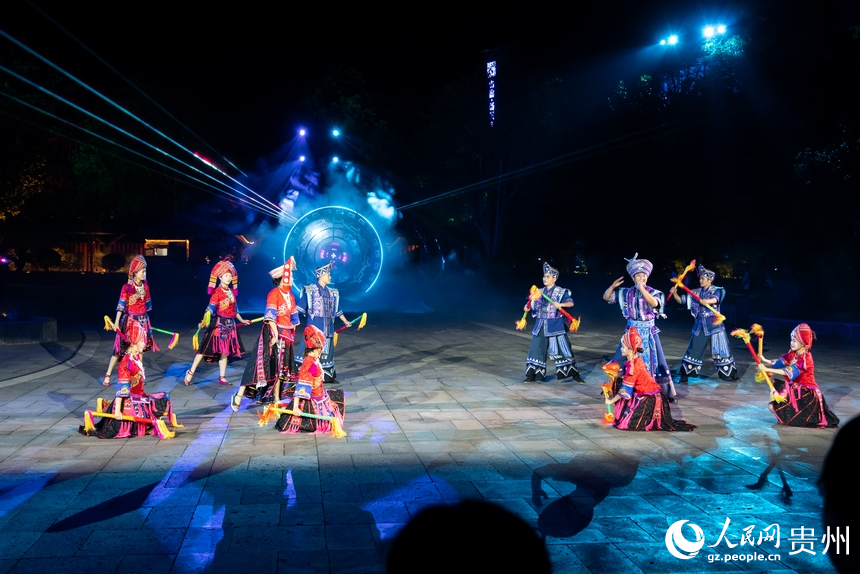 黃果樹景區內的民俗文化表演。人民網記者 涂敏攝