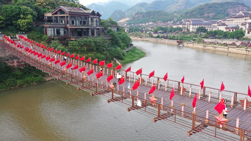 1、茅臺鎮紅軍四渡赤水紀念園紅軍橋上紅旗招展。