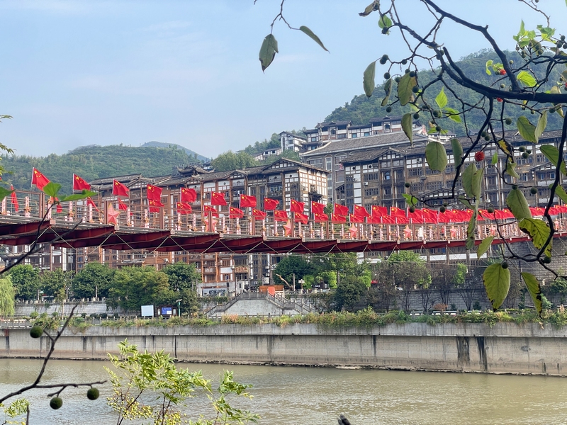 3、茅臺鎮紅軍四渡赤水紀念園紅軍橋上紅旗招展。