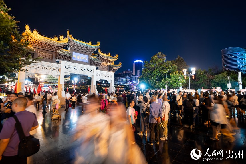 人流如織的甲秀樓景區。人民網記者 涂敏攝