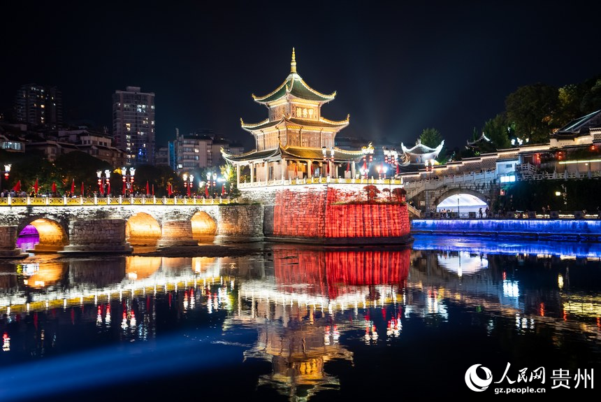 貴陽市甲秀樓的激光投影。人民網記者 涂敏攝