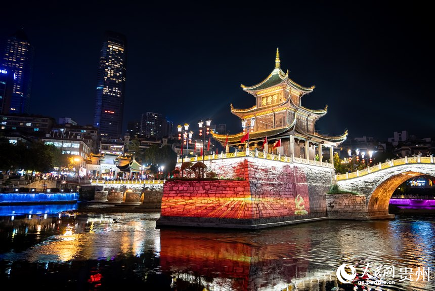 貴陽市甲秀樓的激光投影。人民網記者 涂敏攝