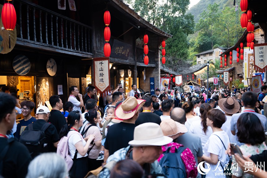 游客在云峰屯堡內游覽。人民網記者 涂敏攝