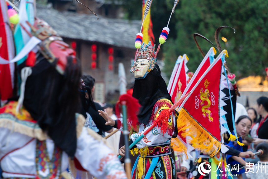 屯堡內的地戲表演。人民網記者 涂敏攝
