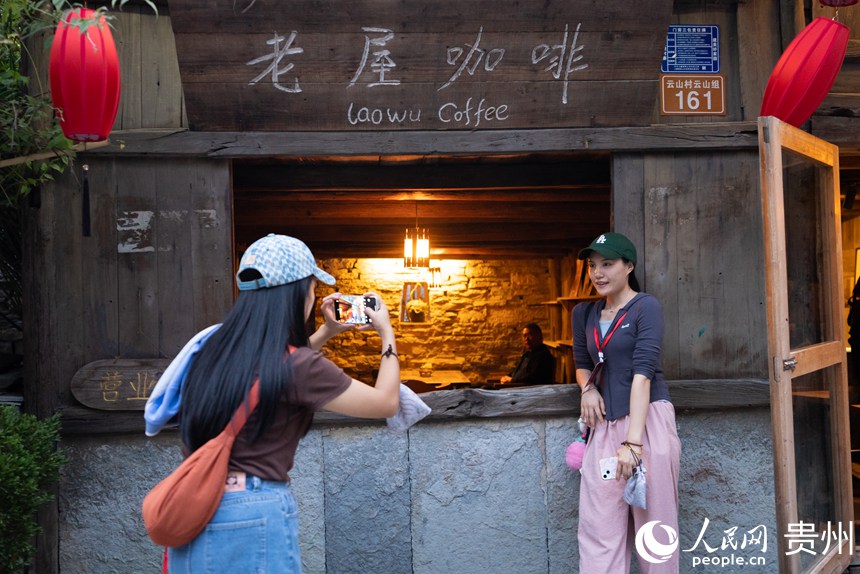 游客在屯堡內打卡拍照。人民網記者 涂敏攝