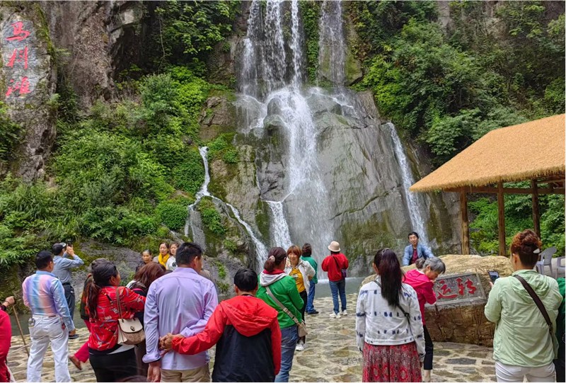 游客觀賞瀑布。受訪者供圖