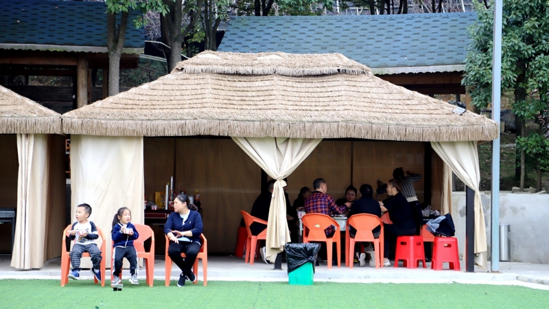 梨花湖畔的李峰農家樂的游客 文俊入 攝