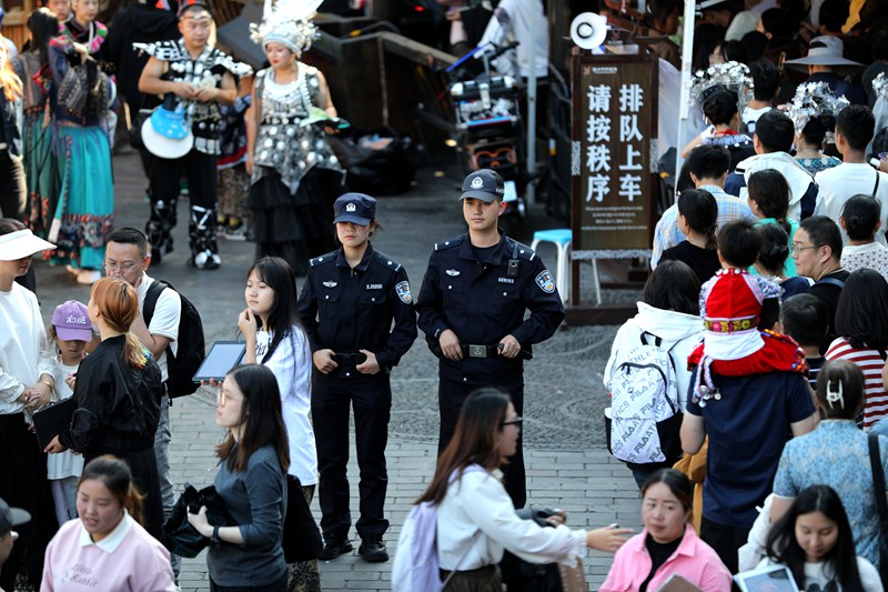 10月4日，雷山縣公安局民輔警在西江千戶苗寨景區觀景臺執勤巡邏。