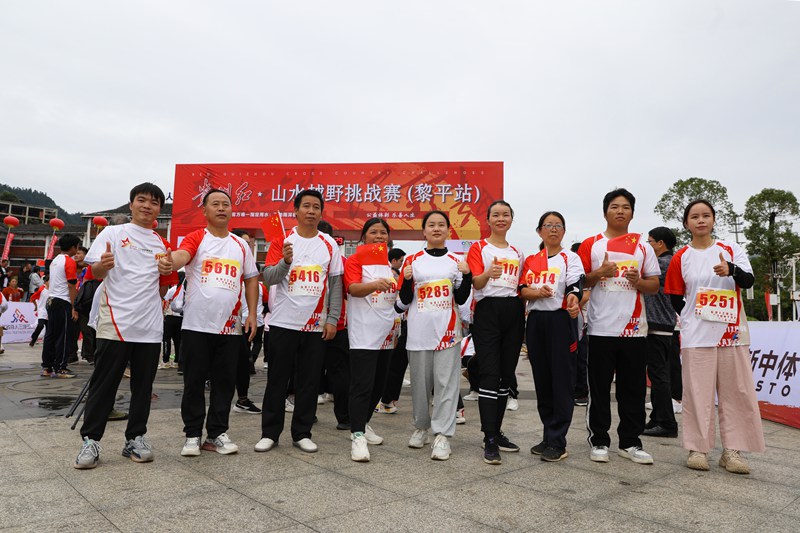 比賽開始前，運動員打氣加油。