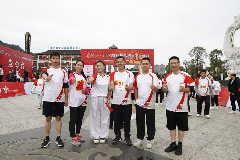 比賽開始前，運動員打氣加油。