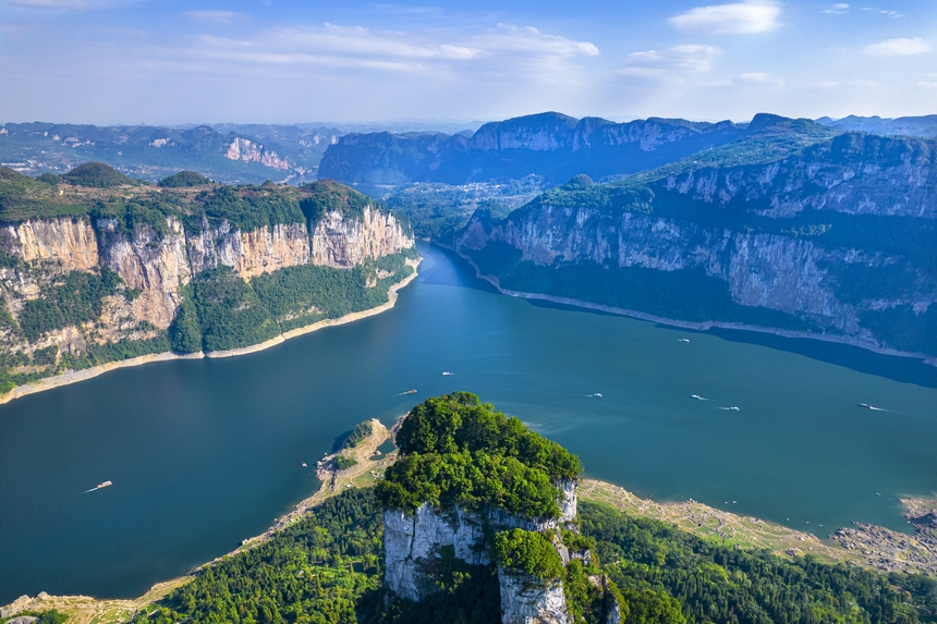 貴州省黔西市烏江源百里畫廊化屋景區，游客乘船游覽烏江峽谷風光（無人機照片）。