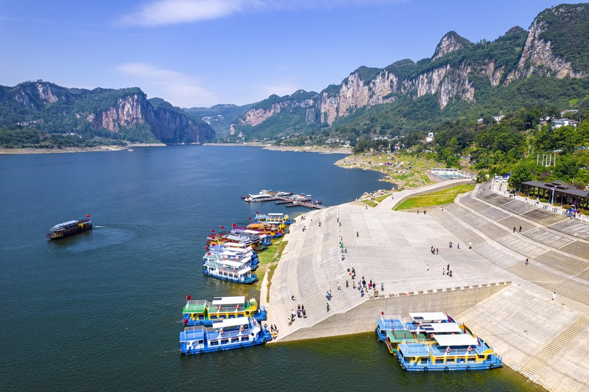 貴州省黔西市烏江源百里畫廊化屋景區，游客乘船游覽烏江峽谷風光（無人機照片）。